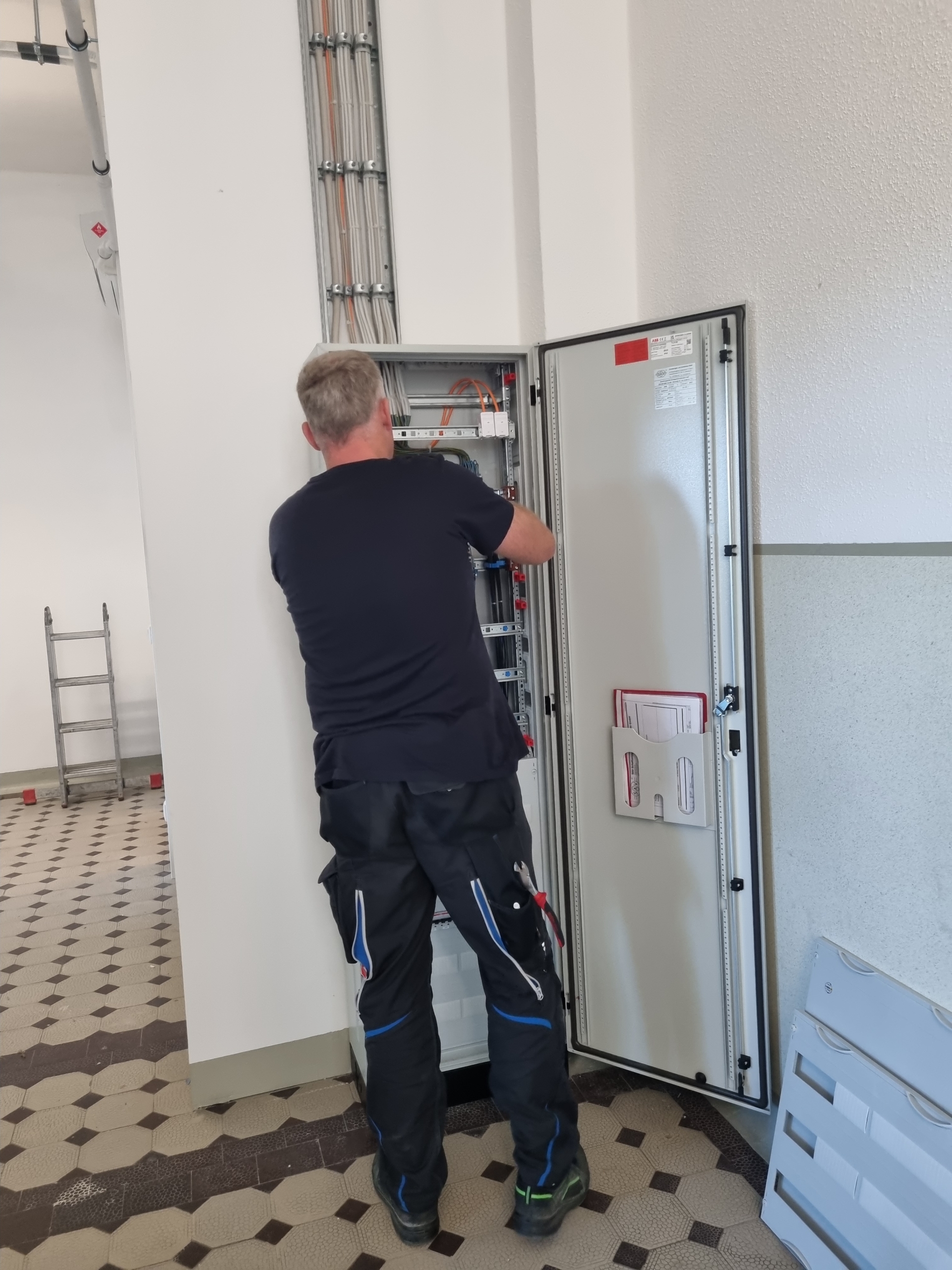 Elektriker am Schaltkasten