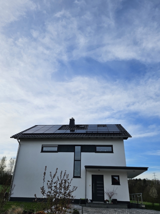Eigenheim mit Photovoltaikmodulen (full black) Eigenheim mit Photovoltaikmodulen (full black)